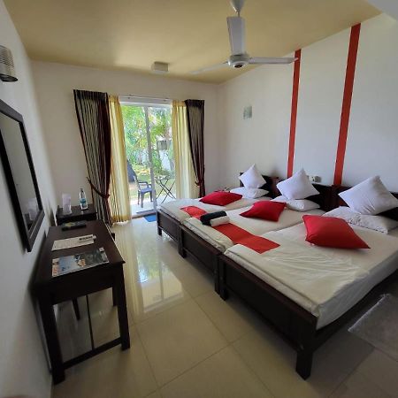 Rainbow Lagoon Resort Negombo Esterno foto