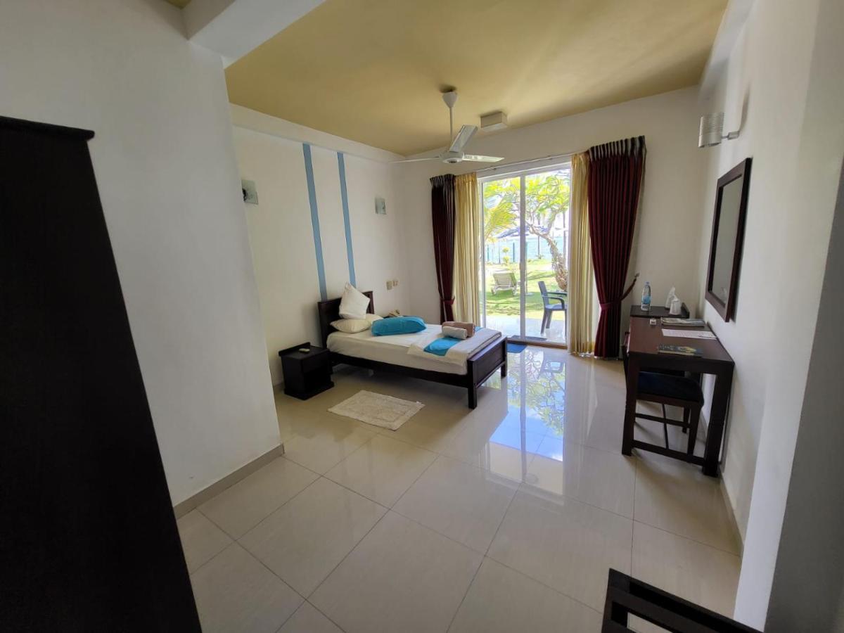 Rainbow Lagoon Resort Negombo Esterno foto