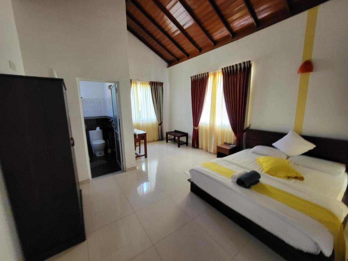 Rainbow Lagoon Resort Negombo Esterno foto